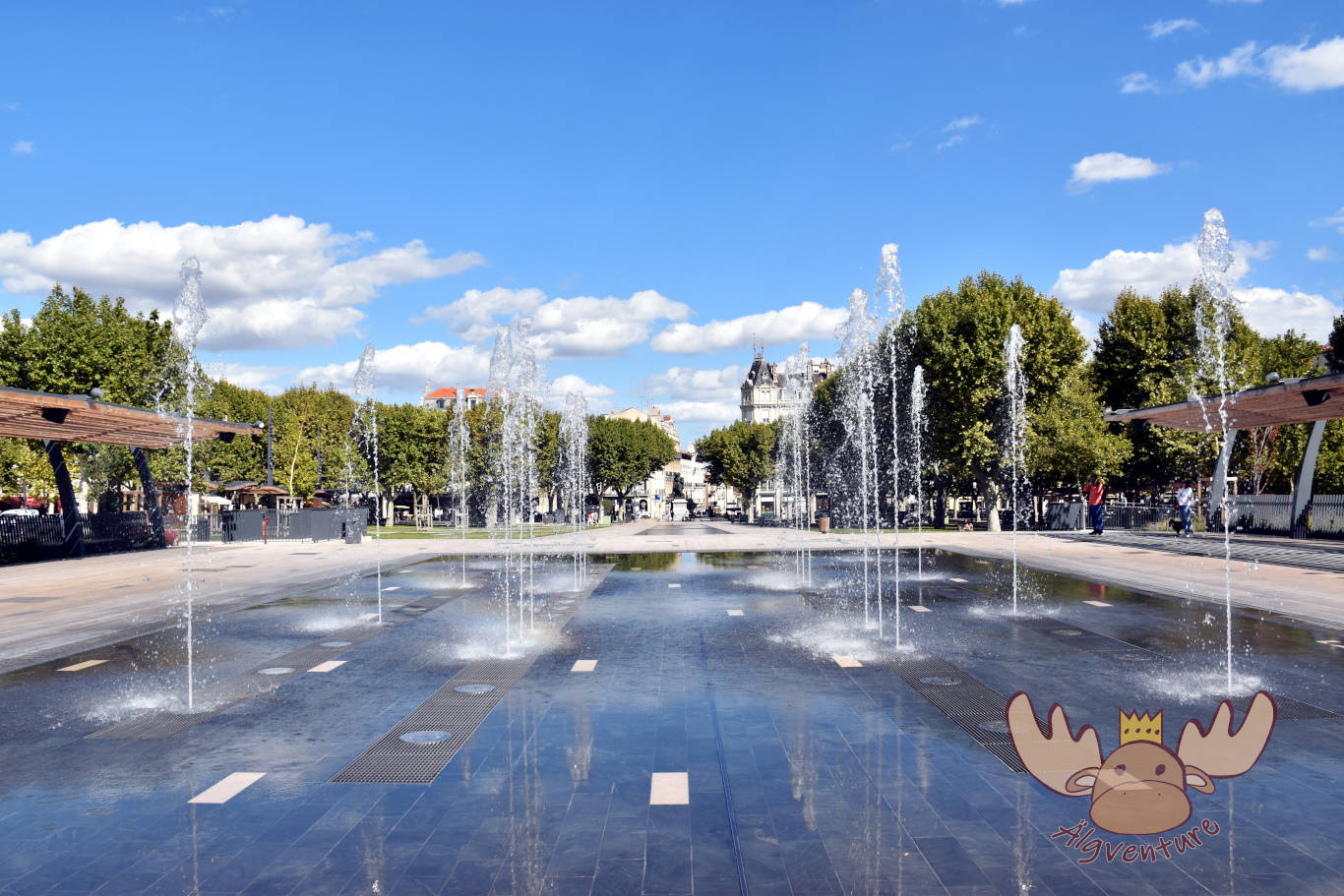 Auf diesem Bild sind Springbrunnen vor der Statue Riquet in Béziers zu sehen. | This picture shows fountains in front of the statue of Riquet in Béziers.