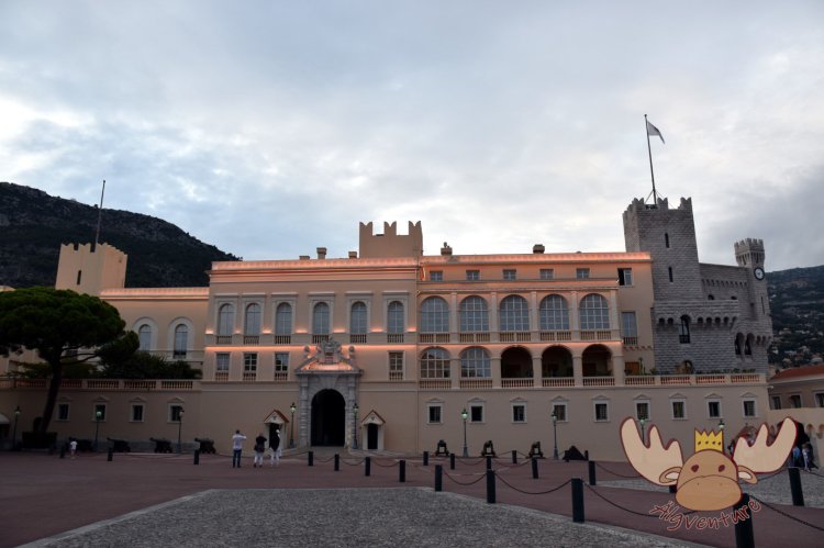 Der Fürstenpalast (Le Palais Princier) in Monaco wird bei einsetzender Dämmerung beleuchtet. - The Prince's Palace (Le Palais Princier) in Monaco is illuminated as dusk falls.