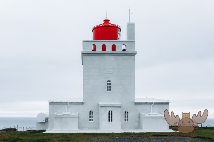 Dyrhólaey | Der Leuchtturm weist den Seefahrern in seiner heutigen Form seit 1927 den Weg und steht am südlichsten Punkt Islands. (Vestmannaeyjar ausgenommen) - The lighthouse has been showing seafarers the way in its current form since 1927 and is located at the southernmost point of Iceland. (Excluding Vestmannaeyjar)