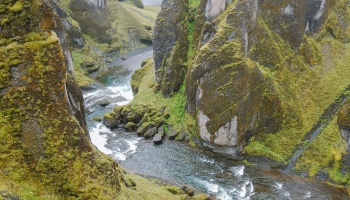 Fjaðrárgljúfur | Der Fluss Fjaðrá bahnte sich im Laufe der Jahrtausende seinen Weg durch das Palagonitgestein. - The Fjaðrá river carved its way through the palagonite rock over thousands of years.