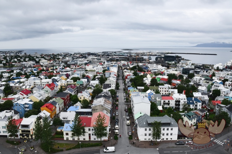 Reykjavík | Ausblick auf das Stadtzentrum vom Turm der ca. 74 Meter hohen Hallgrímskirkja. - View of the city centre from the tower of the approx. 74-metre-high Hallgrímskirkja.