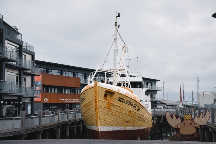 Reykjavik | Vor dem Schifffahrtsmuseum im alten Hafen steht das alte isländische Fischerboot Gullborg. - In front of the maritime museum in the old harbour is the old Icelandic fishing boat Gullborg.