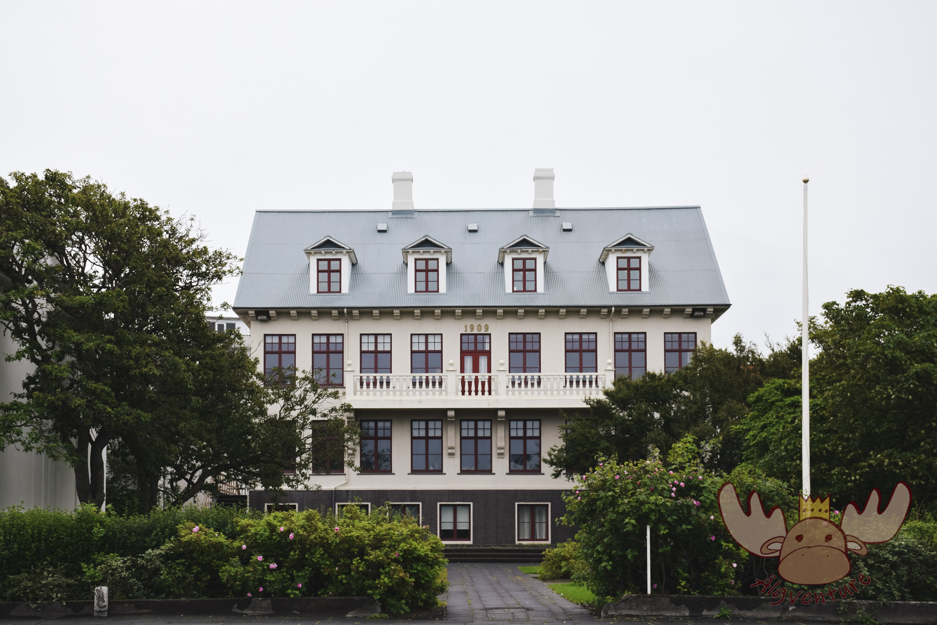 Reykjavik | Das wunderschöne Gebäude der ersten Sekundarschule für Frauen "Kvennaskólinn" in Island. - The beautiful building of the first secondary school for women "Kvennaskólinn" in Iceland.