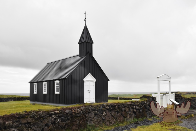 Snæfellsjökull | Die kleine Búðakirkja-Holzkirche ist aufgrund der besonderen Lage die am meisten fotografierte Kirche des Landes. - The small Búðakirkja wooden church is the most photographed church in the country because of its special location.