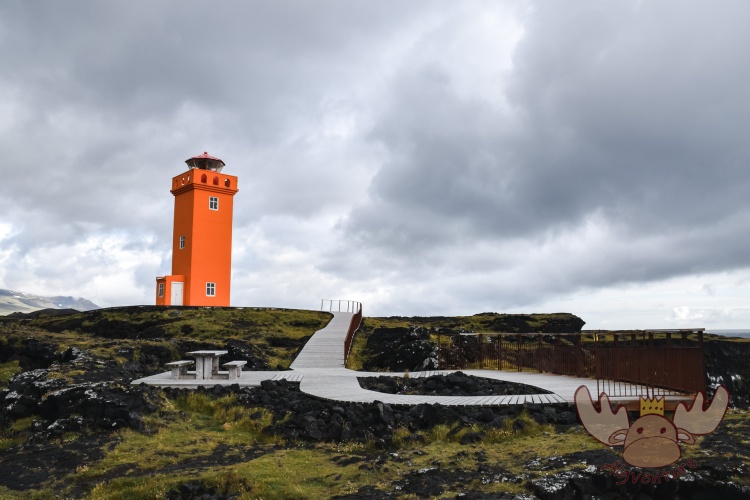 Snæfellsjökull | Am Westende der Halbinsel Snæfellsjökull erhebt sich der orange Leuchtturm Svörtuloft am Rande der rauen Klippen. - At the western end of the Snæfellsjökull peninsula, the orange Svörtuloft lighthouse rises from the edge of the rugged cliffs.