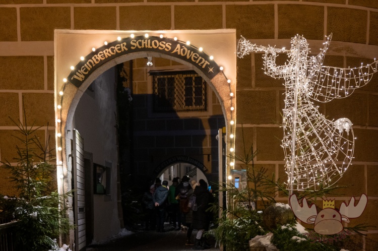 Der weihnachtlich geschmückte Eingang begrüßt die Besucher:innen des Weinberger Schloss Advent. - The festively decorated entrance welcomes visitors to Weinberg Castle Advent.