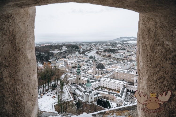 Der steile Anstieg zur Festung Hohensalzburg belohnt mit einem wunderschönen Ausblick über das verschneite Salzburg. - The steep climb up to Hohensalzburg Fortress rewards you with a wonderful view over snow-covered Salzburg.