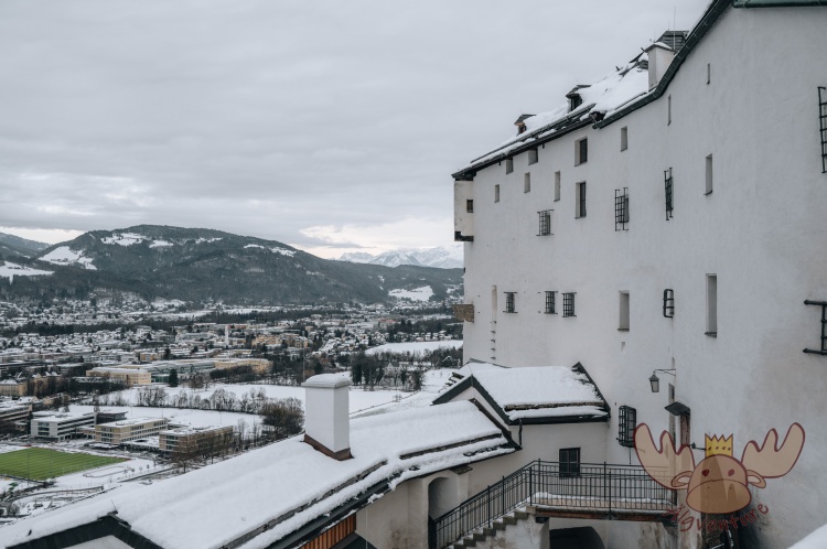 Der steile Anstieg zur Festung Hohensalzburg belohnt mit einem wunderschönen Ausblick über das verschneite Salzburg. - The steep climb up to Hohensalzburg Fortress rewards you with a wonderful view over snow-covered Salzburg.